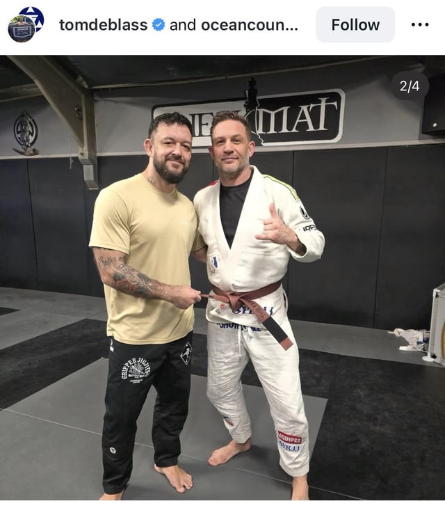 Tom Hardy recebe faixa marrom de jiu-jitsu e é elogiado por Tom DeBlass